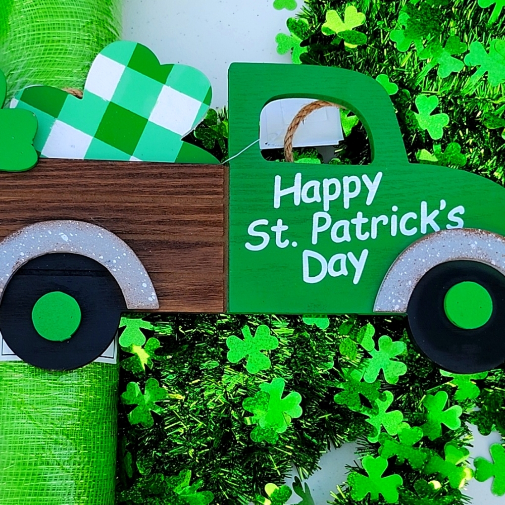 St. Patrick's day decorations.  14 pieces all together.